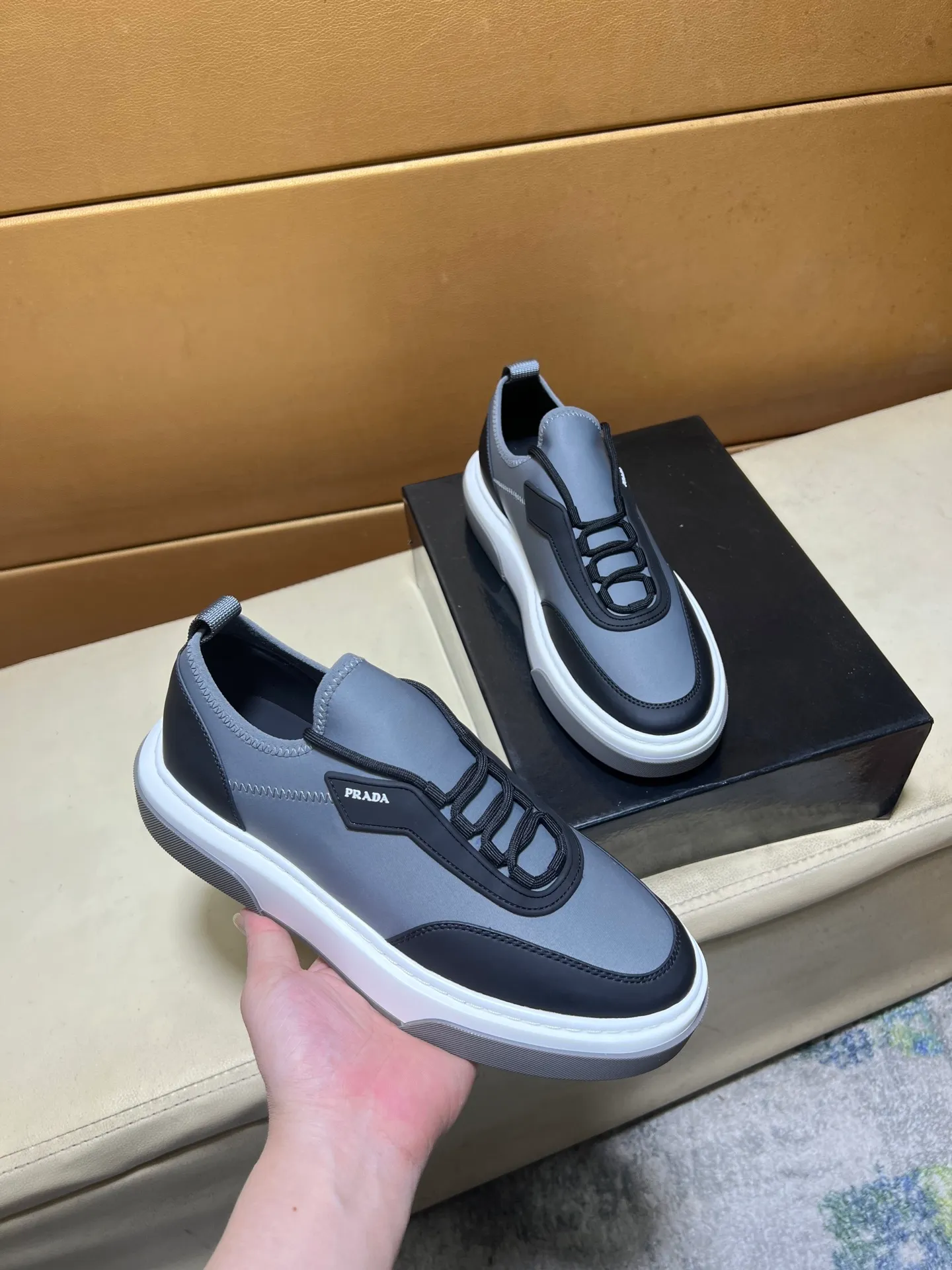 pp560💰👑👑《PRADA》【Classic Original Version】Prada: Top 🔝 Purchasing Agent 🔍🔍Sold at the latest men’s counter simultaneously, imported high-quality original version from Italy 🇮🇹: 🔝Brand silk calfskin·Shoe height, brand logo·Brand high mercerized canvas cloth·Tongue screen printing Brand logo: Prominent (high-end, extravagance, class), exquisite workmanship (imported Italian 🇮🇹 water-based mesh lining, 🐂cowhide feet), soles: original soles specially provided by the original factory, double-layer movable molding: transparent air cushion bottom, environmentally friendly, wear-resistant, ultra-light, comfortable, 🌲🌲🌲, real-life photos 🎬The real ones are more beautiful Code number 38-44